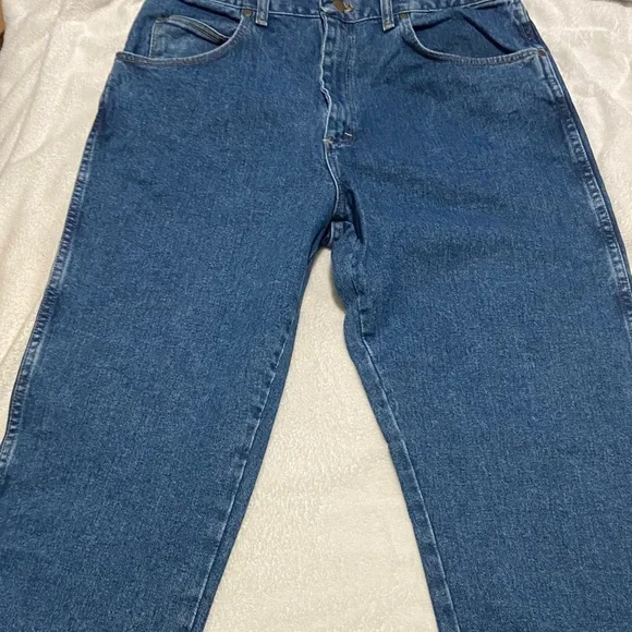 Wrangler Relaxed Fit Denim Jeans in Classic Blue - Picture 2 of 5